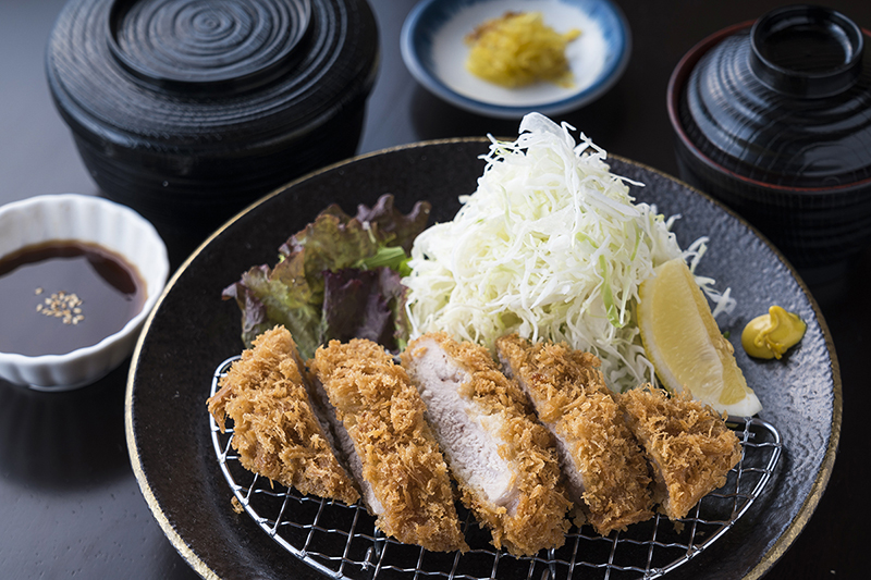 熟成豚のロースかつ御膳_引き_加工.jpg