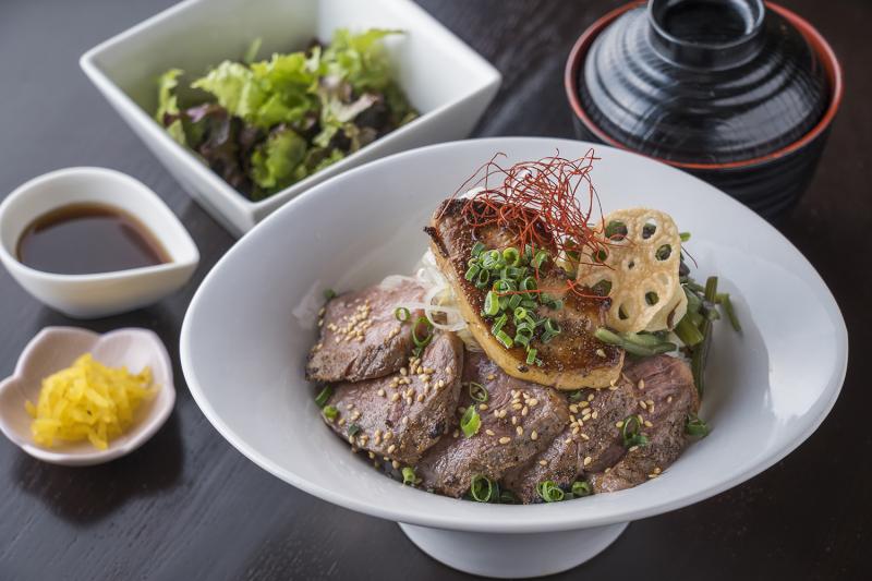 佐賀牛とフォアグラのロッシーニ丼02.jpg